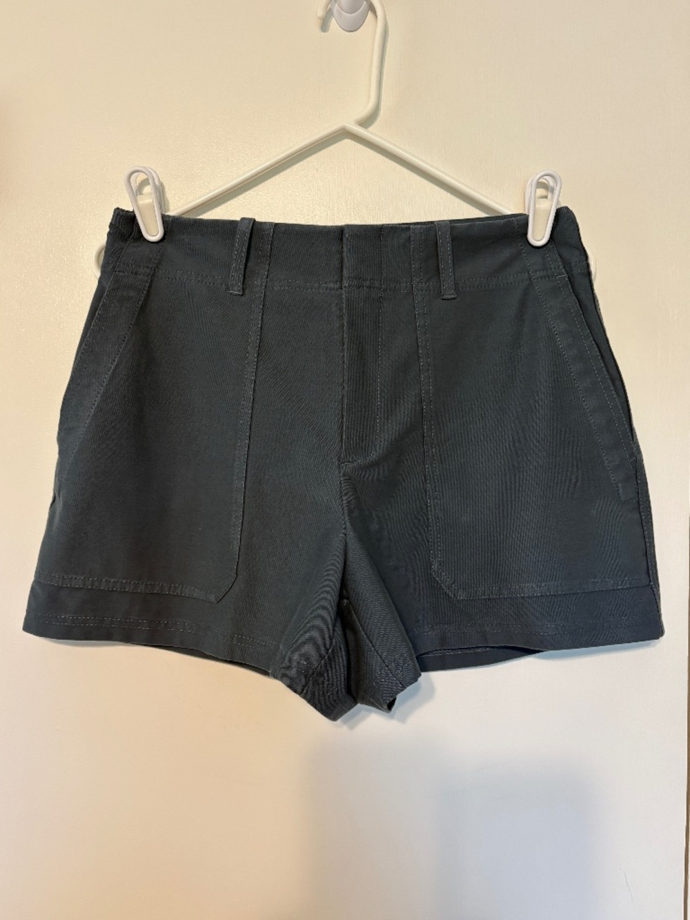 Athleta #587818 Womens Skyline High Rise 4" Tailored Shorts Size 8 Gray Pockets